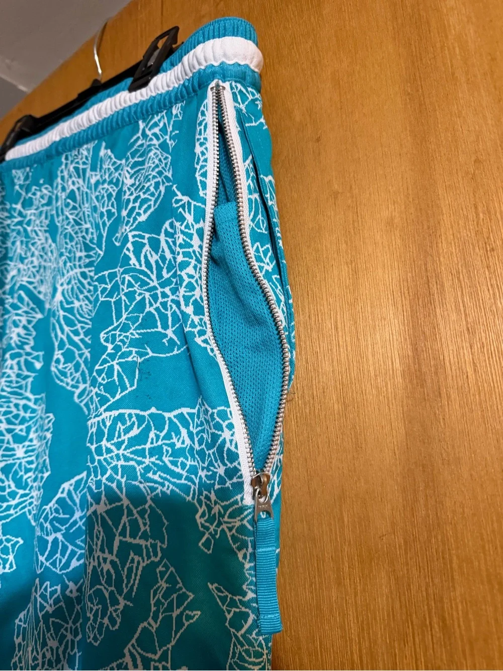 Nike Dri-FIT Men’s Large Basketball Shorts Aqua White All Over Print Zip Pockets